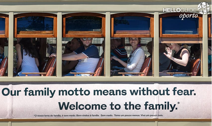 Turistas nos carros elétricos