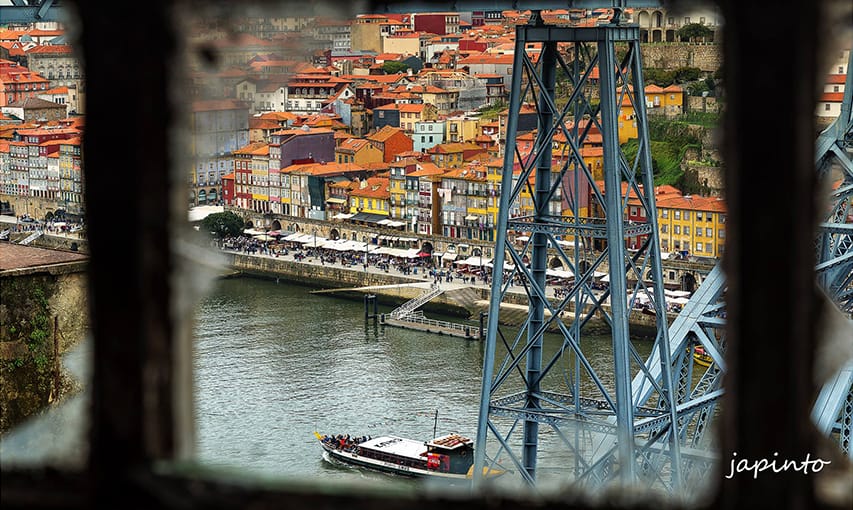 Между окном