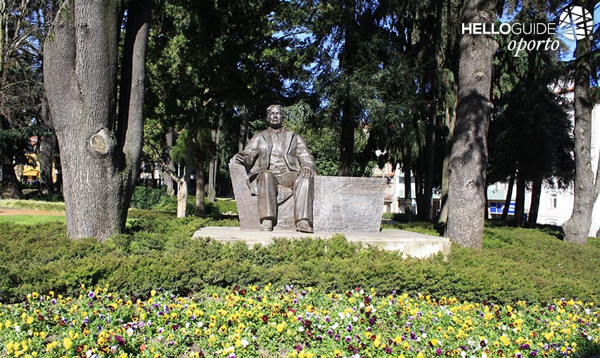 Абель Салазар Статуя