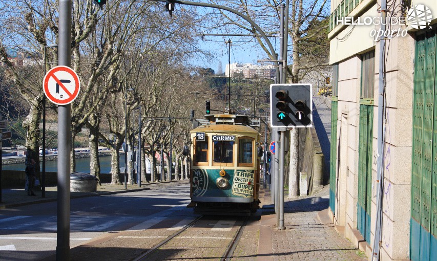 Tram Electrique dans les rues de Porto