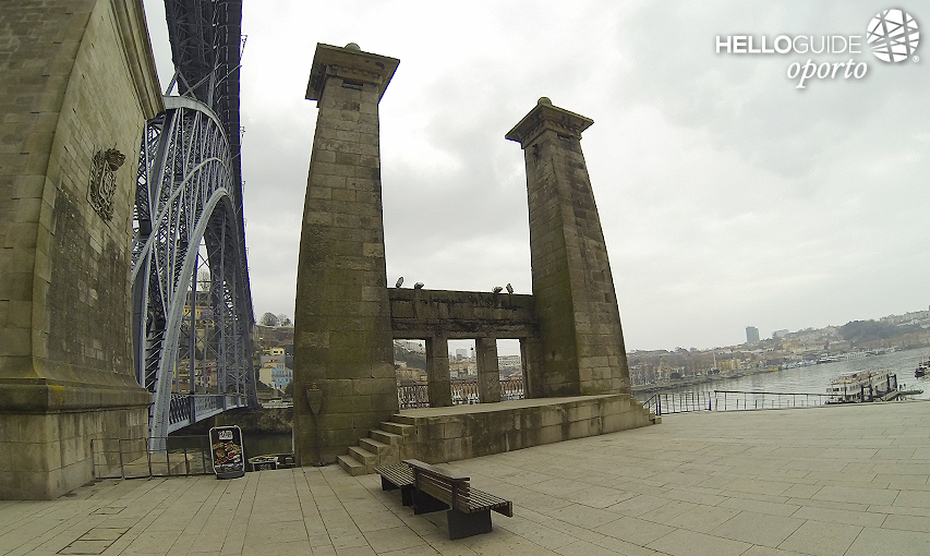 Piliers de Pont Suspendu  à Porto
