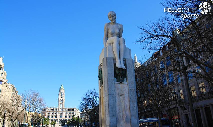 Statue de la fille nue