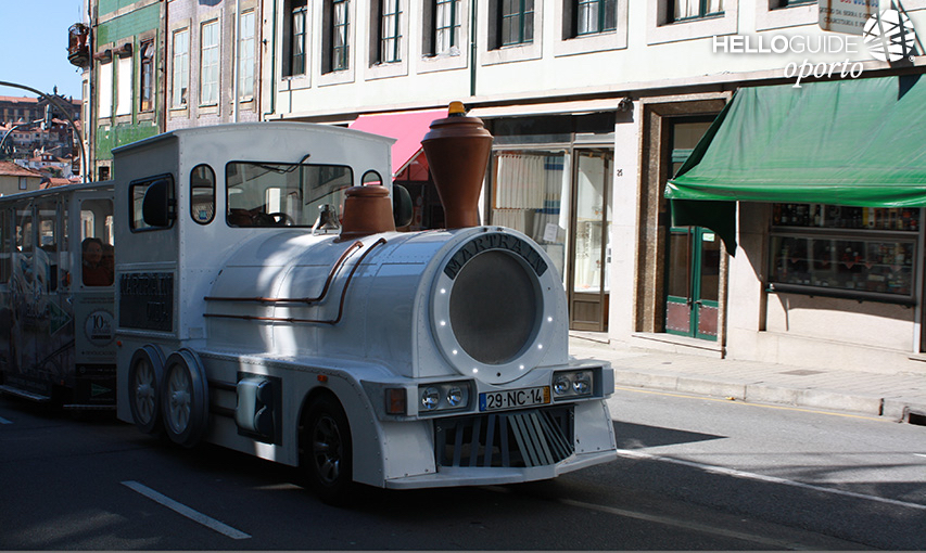 Поезд на улицах города